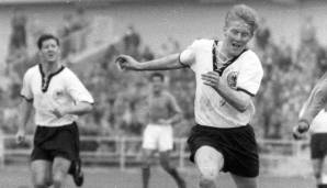3. KARL-HEINZ SCHNELLINGER - Alter bei Debüt: 19 Jahre, 2 Monate, 11 Tage. Der Dürener Abwehrspieler gab sein Debüt bei der WM 1958 beim 2:2 gegen Tschechien. Deutschland wurde Vierter und Schnellinger wechselte nach Köln.