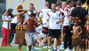 Juni 2014: Multikulti mit Lukas Podolski im deutschen WM-Quartier Campo Bahia während der WM in Brasilien.