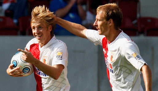 Augsburgs Michael Thurk (l.) sorgte mit dem 2:0 gegen Duisburg für die Vorentscheidung