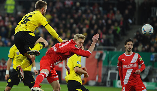 Jakub Blaszczykowski (l.) und Johannes van den Bergh im spektakulären Luftkampf