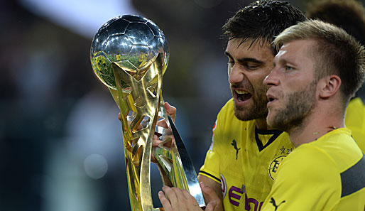 Den Pokal in der Hand, doch im Pokal nicht dabei. Die beiden Dortmunder Kuba und Sokratis