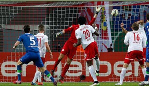 Timm Klose (l.) traf per Kopf zum 2:0-Endstand für die Wölfe