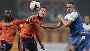 Osnabrücks Stanislav Iljutcenko (l.) kämpft mit Rostocks Steven Ruprecht (r.) um den Ball