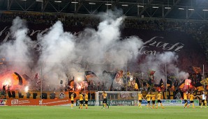 Die Dresden-Fans feiern ihre Mannschaft