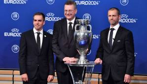 Philipp Lahm und Reinhard Grindel neben dem EM-Pokal.