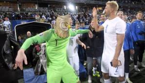 Lukas Hradecky (Eule) feiert die Qualifikation Finnlands zur EM.