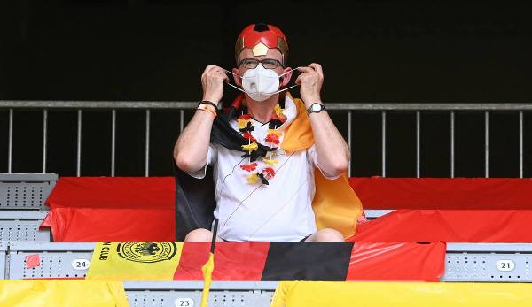 Die Partie Deutschland-Portugal haben nur weniger Fans mit der vorgeschriebenen FFP2-Maske verfolgt.
