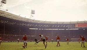 30. Juli 1966, Wembley-Stadion: Das WM-Finale startet furios. Bereits nach 20 Minuten steht es 1:1, Geoff Hurst glich die frühe deutsche Führung von Helmut Haller aus. Martin Peters macht England zwölf Minuten vor dem Ende vermeintlich zum Weltmeister...