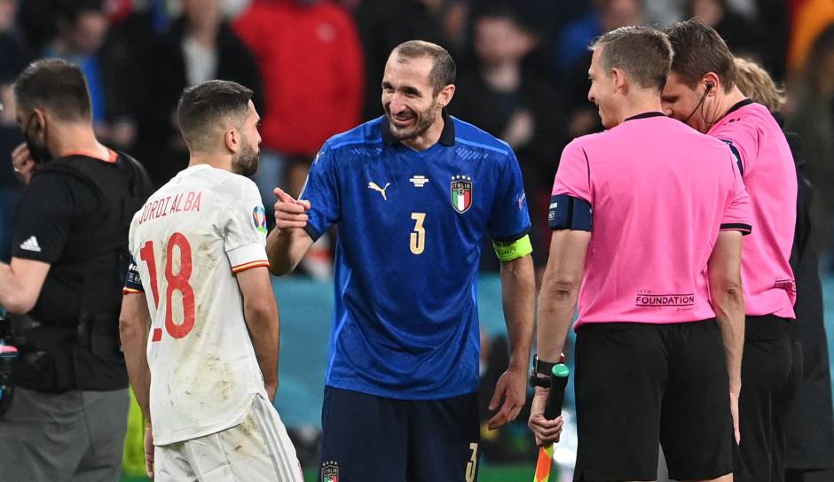 In einem packenden Halbfinal-Spiel hat sich Italien nach Elfmeterschießen gegen Spanien durchgesetzt und für das Finale der EM qualifiziert. So reagierte das Netz auf dieses verrückte Spiel.