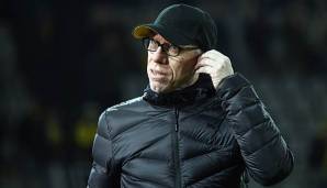 Peter Stöger mit BVB Mütze am Spielfeldrand der Dortmunder