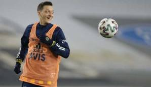 Mesut Özil traf gegen Adana Demirspor in der Liga zum ersten Mal in einem Pflichtspiel für Fenerbahce.