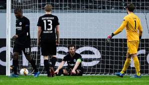 Eintracht Frankfurt hat das Achtelfinal-Hinspiel gegen den FC Basel nach einer enttäuschenden Leistung mit 0:3 verloren. Besonders der Publikumsliebling erwischte gegen die Schweizer einen rabenschwarzen Abend. Die Noten und Einzelkritiken zum Spiel.
