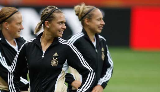 Die deutschen Nationalspielerinnen beim öffentlichen Training unter den Augen der Fans