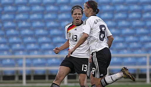 Deutschlands Fußballerin des Jahres 2012: Celia Okoyino da Mbabi (l.)