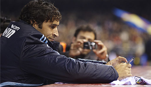 Seine Unterschrift wird heiß diskutiert: Bleibt Raul bei Real oder zieht es ihn nach England?