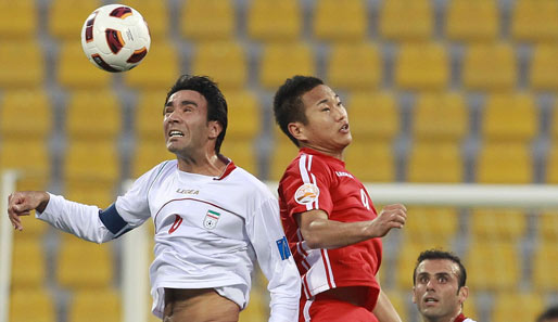 Javad Nekonam (l.) gewinnt das Kopfballduell gegen Jong Tae Se