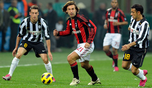 Könnte den AC Milan nach zehn Jahren gen England verlassen: Andrea Pirlo (m.)