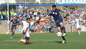 Travis Nicklaw (r.) trifft zum 2:0 für Guam gegen Indien