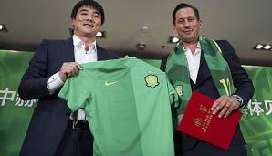 Roger Schmidt sitzt Anfang Juli bei Beijing Guoan auf der Trainerbank