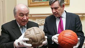 Sepp Blatter (l.) präsentiert den Ball der ersten WM 1930.