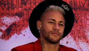 NEYMAR: Hatte in "xXx: Die Rückkehr des Xander Cage" an der Seite von Samuel L. Jackson einen Cameo, musste da aber nur kurz grimmig gucken - und durfte dann tun, was er so gut kann: kicken - nämlich einen Serviettenhalter an den Kopf eines Räubers.