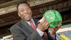 PELE: Im Weltkriegsdrama "Flucht oder Sieg", in dem auch Film-Star Sylvester Stallone mitspielte, erhielten Pelé und einige andere Fußballer - wie zum Beispiel Bobby Moore - 1981 die Möglichkeit, sich als Schauspieler zu versuchen.