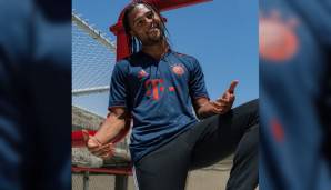 Der FC Bayern hat sein neues Champions-League-Trikot vorgestellt. In der neuen Saison geht es dunkelbau zu Werke, Logos und Schriften kommen hingegen in einem knalligen Orange-Rot daher.