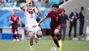 Unvergessen: Pepe gibt Thomas Müller im Gruppenspiel bei der WM 2014 erst einen Ellbogen mit - und kurz später noch einen Kopfstoß, als Müller am Boden liegt.