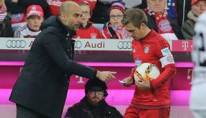 Ganze 517 Pflichtspiele absolvierte der langjährige Kapitän für den FC Bayern (70 Vorlagen) und räumte neben acht Meisterschaften und sechs Pokalsiegen auch den Henkelpott ab. "Es war eine Ehre, sein Trainer zu sein", sagte Guardiola.