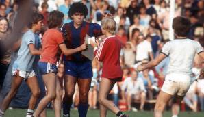 Auch bei seinem Debüt für den FC Barcelona in Meppen im Mittelpunkt: Diego Armando Maradona.