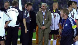 … und führte Deutschland trotz rumpligem Kämpferfußball Deutschland 2002 ins WM-Finale. Auch sorgte er für einen legendären TV-Moment mit seiner Weißbier-Wutrede gegen ARD-Reporter Waldemar Hartmann.