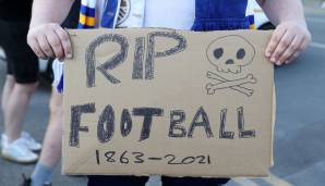 Deutlicher wurden Fans von Leeds United, Liverpools Gegner am Montag. Hier wurde dem Fußball eine friedliche Ruhe gewünscht, da er nun gewissermaßen tot sei.
