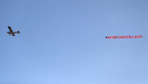 Vor dem Leeds-Liverpool-Spiel flog auch ein Flugzeug mit dem Spruchband "Say No To Super League" über die Elland Road.