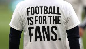 Spieler von Leeds United beteiligten sich ebenfalls an den Protesten und trugen zum Aufwärmen T-Shirts mit der Botschaft: "Fußball ist für die Fans". Den Reds legten sie die Shirts auch in die Kabine, doch die waren davon wohl nicht begeistert.