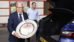 KNVB-Boss Eric Gudde bringt Ajax die Meisterschale.