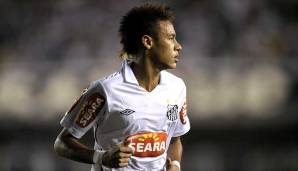 "840.000 Euro" habe Santos dem Knaben damals geboten und Neymars Vater entschied sich für einen Verbleib in Brasilien. Ein paar Jahre später brach dann wegen Neymar ein Transfer-Krieg zwischen Real und dem FC Barcelona aus.