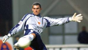 In Metz hatte Mondragon Spiele mit einem gefälschten europäischen Pass bestritten. Außerdem soll er nach einem Spiel zwischen der Roma und Galatasaray in eine Schlägerei zwischen den Spielern, Polizisten und Fans verwickelt gewesen sein.