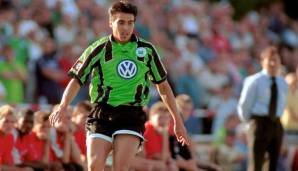 9. Das Heimtrikot des VfL Wolfsburg von 1998/99 von Zolten Sebescen (Nummer 26), das sogar handsigniert ist. Preis: 230 Euro.