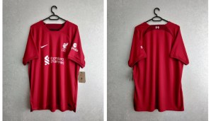 Ein Wechsel auf die Insel: Der FC Liverpool geht im klassischen Rot mit schlichtem Design in die nächste Spielzeit.