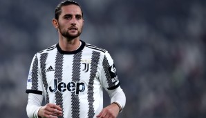 ADRIEN RABIOT: Der Mittelfeldspieler spielt mit Juve bisher eine sehr gute Saison. Jetzt sollen laut Calciomercato der FC Barcelona und Atlético Madrid am 27-Jährigen interessiert sein. Sein Vertrag läuft aus - möge das Wettbieten beginnen!