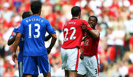 Patrice Evra (r.) war nach einem Foul mächtig sauer auf Chelseas Michael Ballack (vorne)