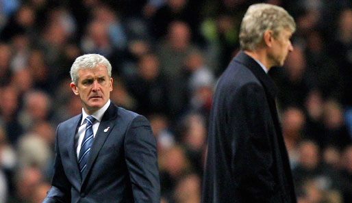 ManCity-Coach Mark Hughes (l.) und Arsenal-Trainer Arsene Weger gerieten aneinander