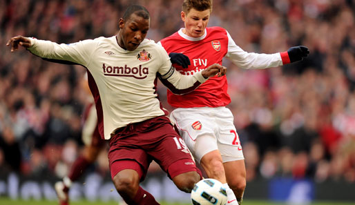 Titus Bramble (l.) bekommt eine harte Strafe von seinem Verein FC Sunderland