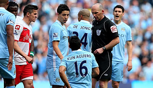 Joey Barton (2.v.l.) hatte im Spiel gegen Manchester City mehrere Tätlichkeiten begangen