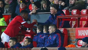 Anthony Martial kann über das Geschrei seines Trainers Louis van Gaal nur lachen