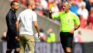 Martin Atkinson (r.) zeigt Pep Guardiola für Reklamieren und Beschweren die Gelbe Karte.