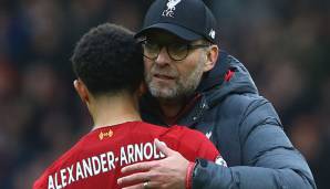 Jürgen Klopp und Trent Alexander-Arnold gratulieren sich gegenseitig zum 2:1-Sieg gegen Bournemouth.