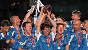 Giaanluca Vialli (ganz rechts) bejubelt mit seiner Mannschaft den Gewinn des Europapokals der Pokalsieger 1998.
