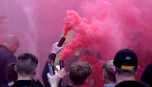 Bereits am Dienstag hatte LFC-Trainer Jürgen Klopp eindringlich an die Liverpool-Fans appelliert, zu Hause zu feiern. Sein Aufruf kam wohl nur vereinzelt an. Pyro-Empfang an der Anfield Road!