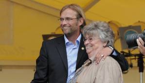 Jürgen Klopp und seine Mutter bei einem Empfang seines Heimatvereins SV Glatten nach dem Meistertitel 2011 mit Borussia Dortmund.
